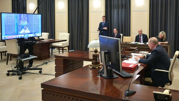 Президент России Владимир Путин (справа) принимает участие в видеоконференции с лидерами G20 (26 марта 2020). Москва - Sputnik Արմենիա