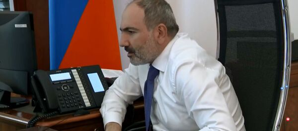 Премьер-министр Никол Пашинян звонит гражданам Премьер-министр Никол Пашинян звонит гражданам - Sputnik Արմենիա