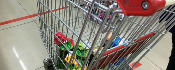 Разметки для соблюдения дистанции на полу в супермаркете Зовк (27 марта 2020). Еревaн - Sputnik Արմենիա