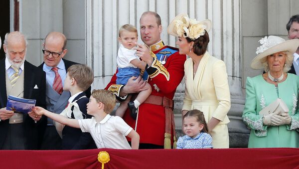 Принц Великобритании Уильям и Кейт, герцогиня Кембриджская, с детьми Джорджем, Шарлоттой и Луи (8 июня 2019). Лондон - Sputnik Армения