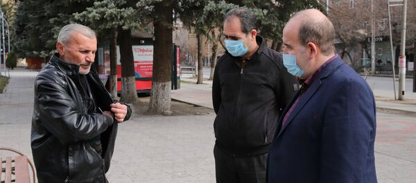 Губернатор Ширака Тигран Петросян (справа) совершает обход по центру Гюмри (27 марта 2020). Гюмри - Sputnik Արմենիա