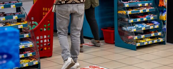 Разметки для соблюдения дистанции на полу в супермаркете Carrefour (27 марта 2020). Еревaн Разметки для соблюдения дистанции на полу в супермаркете Carrefour (27 марта 2020). Еревaн - Sputnik Армения