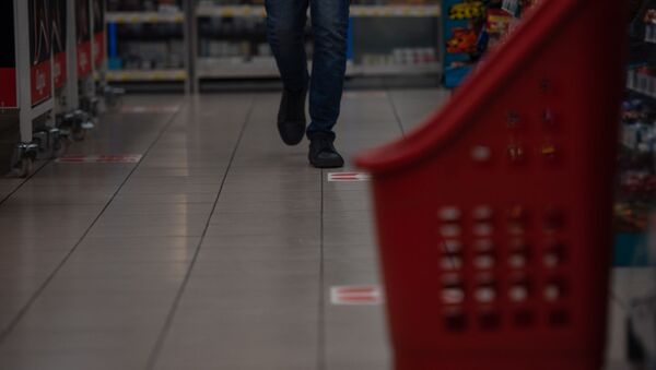 Разметки для соблюдения дистанции на полу в супермаркете Carrefour (27 марта 2020). Еревaн - Sputnik Արմենիա