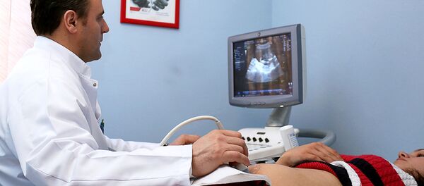 Врач-гинеколог осматривает беременную пациентку - Sputnik Армения