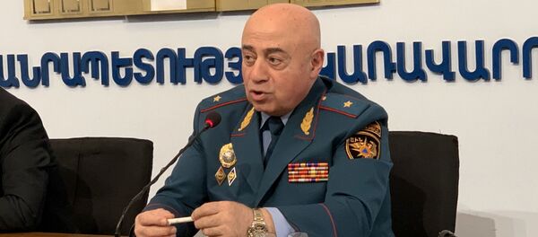 Пресс-конференция заместителя министра по чрезвычайным ситуациям Армена Арутюняна и директора спасательной службы МЧС Врежа Габриеляна (27 марта 2020). Еревaн - Sputnik Армения
