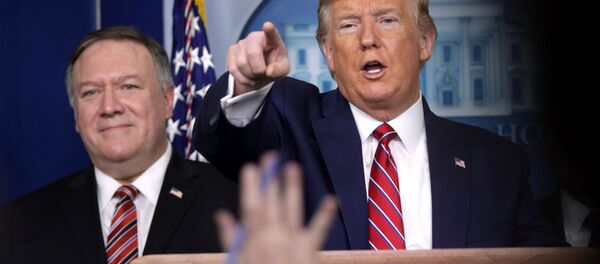 Президент США Дональд Трамп (справа) и госсекретарь Майк Помпео во время брифинга по коронавирусу (20 марта 2020). Вашингтон - Sputnik Армения