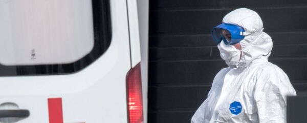 Врач скорой медицинской помощи возле больницы для пациентов с подозрением на коронавирус в Москве - Sputnik Արմենիա