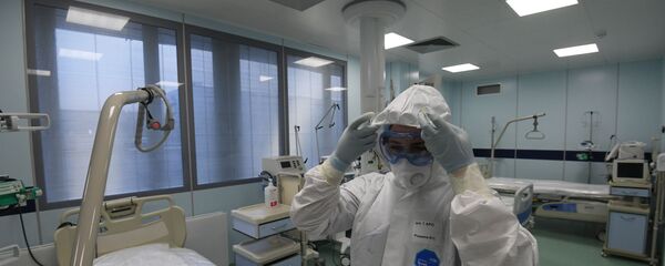 Медицинский работник в реанимационном отделении - Sputnik Армения