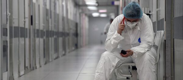 Медицинский работник в защитном костюме в больнице - Sputnik Армения