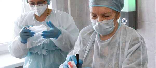 Врачи медицинского центра подписывают пробирки с образцами биоматериалов после тестирования пациентов на коронавирус - Sputnik Армения