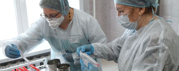 Врачи медицинского центра подписывают пробирки с образцами биоматериалов после тестирования пациентов на коронавирус Врачи медицинского центра подписывают пробирки с образцами биоматериалов после тестирования пациентов на коронавирус - Sputnik Արմենիա