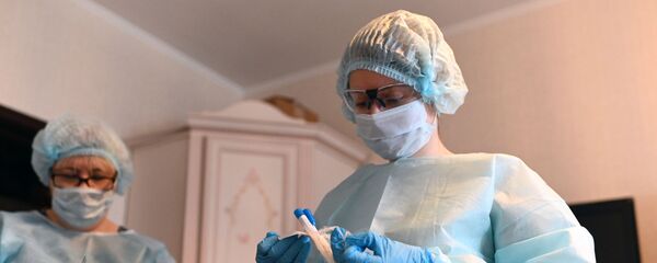 Пробирка с биоматериалом, взятым у пациента на наличие короновирусной инфекции Пробирка с биоматериалом, взятым у пациента на наличие короновирусной инфекции - Sputnik Армения