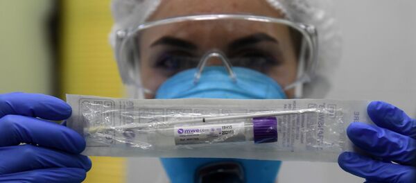 Пробирка с тестом на коронавирус в руках у сотрудницы в медицинской лаборатории  - Sputnik Արմենիա