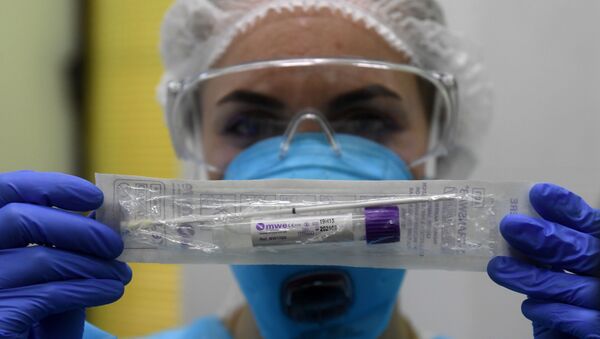 Пробирка с тестом на коронавирус в руках у сотрудницы в медицинской лаборатории  - Sputnik Армения