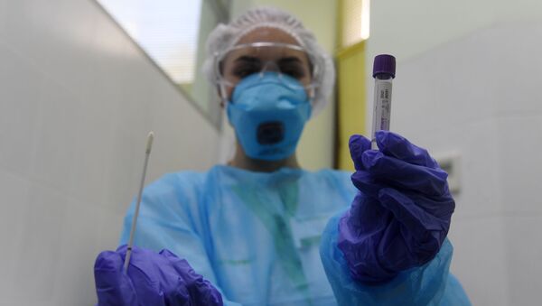 Пробирка с тестом на коронавирус в руках у сотрудницы в медицинской лаборатории - Sputnik Արմենիա