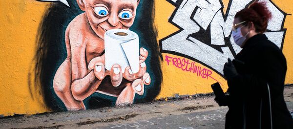 Женщина проходит мимо граффити с изображением Голлума из Властелина колец, держащего в руках рулон туалетной бумаги и говорящего Моя прелесть (21 марта 2020). Берлин Женщина проходит мимо граффити с изображением Голлума из Властелина колец, держащего в руках рулон туалетной бумаги и говорящего Моя прелесть (21 марта 2020). Берлин - Sputnik Армения