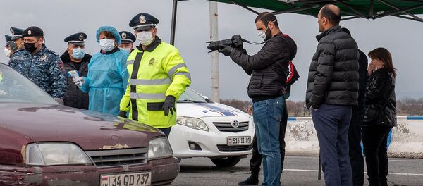 Оператор Sputnik Армения Арам Нерсесян на съемке у КПП при выезде из Эчмиадзина - Sputnik Армения