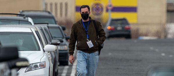 Бильд-редактор Sputnik Армения Андраник Казарян у КПП при выезде из Эчмиадзина - Sputnik Արմենիա