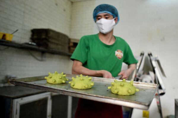 Вьетнамский шеф-повар Данг Ван Ху в медицинской маске с булочками в форме модели коронавируса - Sputnik Армения