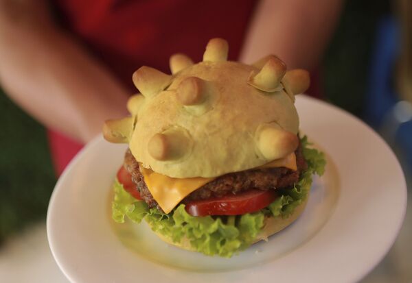 Бургер в форме модели коронавируса в одном из ресторанов Ханоя, Вьетнам - Sputnik Армения