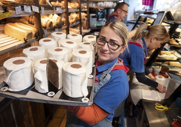 Դորդմունդի թխվածքների խանութի վաճառողուհին զուգարանի թղթի տեսքով կեքսերը ձեռքին - Sputnik Արմենիա
