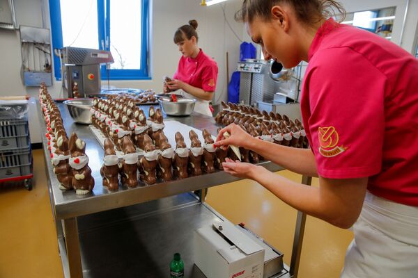 Շվեցարիայում զատկական շոկոլադներն են պատրաստում նապաստակի տեսքով և պաշտպանիչ դիմակներով - Sputnik Արմենիա