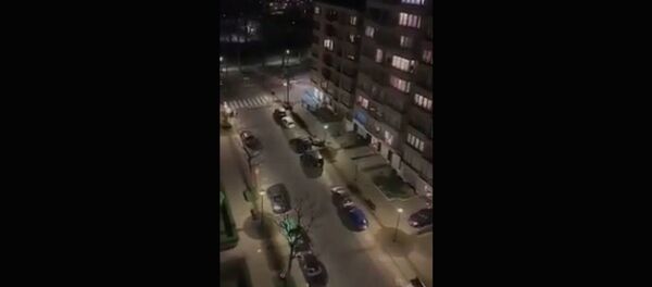 Армянин с балкона поет для жителей Брюсселя песни Азнавура - Sputnik Արմենիա