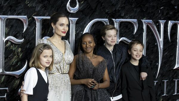 Актриса Анджелина Джоли с детьми на премьере фильма (9 октября 2019). Лондон - Sputnik Армения