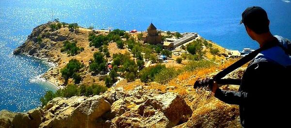 Степан Епремян на острове Ахтамар озера Ван - Sputnik Արմենիա