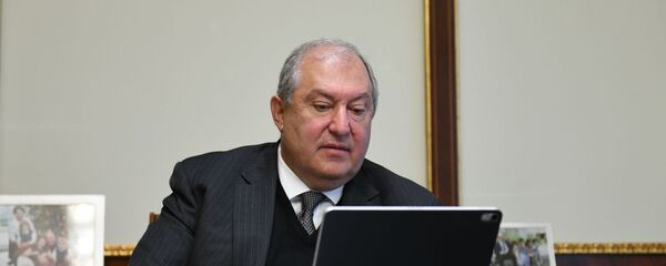 Президент Армен Саркисян и посол Индии в Армении по видеосвязи обсудили ситуацию с новым коронавирусом (30 марта 2020). Еревaн Президент Армен Саркисян и посол Индии в Армении по видеосвязи обсудили ситуацию с новым коронавирусом (30 марта 2020). Еревaн - Sputnik Արմենիա