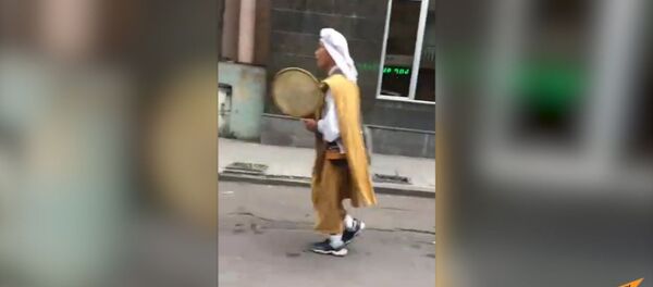 Шаман на улице Ерванда Кочара - Sputnik Армения
