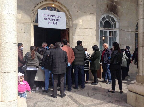 Кандидаты бросают перчатку: на выборах в Карабахе – все в масках Кандидаты бросают перчатку: на выборах в Карабахе – все в масках - Sputnik Армения