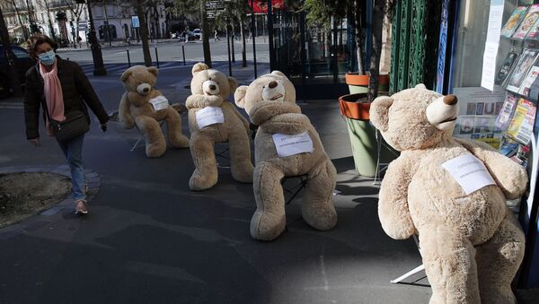Демонстрация социального дистанцирования на примере плюшевых медведей в связи с коронавирусом в Париже, Франция - Sputnik Армения