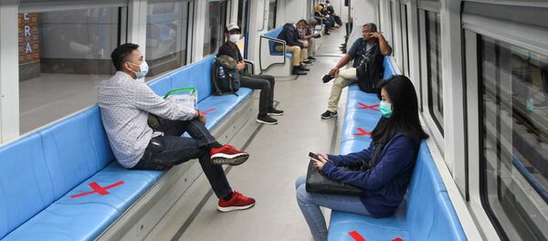Социальное дистанцирование в связи с коронавирусом в поезде в Палембанге, Южная Суматра Социальное дистанцирование в связи с коронавирусом в поезде в Палембанге, Южная Суматра - Sputnik Армения