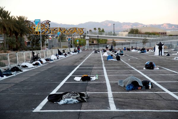 Социальное дистанцирование среди бездомных в связи с коронавирусом во временном приюте на автостоянке в Лас-Вегасе, США - Sputnik Армения