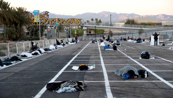 Социальное дистанцирование среди бездомных в связи с коронавирусом во временном приюте на автостоянке в Лас-Вегасе, США - Sputnik Армения