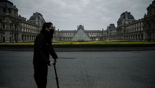 Мужчина в защитной маске перед Лувром (17 нарта 2020). Париж - Sputnik Արմենիա