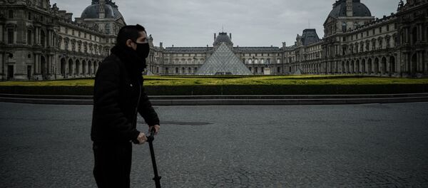 Мужчина в защитной маске перед Лувром (17 нарта 2020). Париж Мужчина в защитной маске перед Лувром (17 нарта 2020). Париж - Sputnik Արմենիա