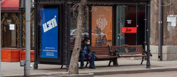 Молодой человек в защитной маске на автобусной остановке (1 апреля 2020). Ереван - Sputnik Արմենիա