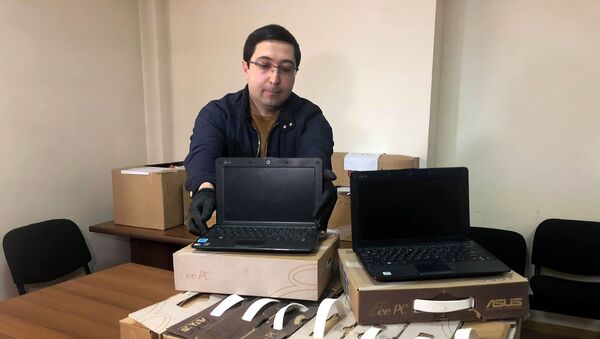 Футбольный клуб Шитак передал администрации Ширака 150 компьютеров для малообеспеченных семей региона (1 апреля 2020). Гюмри - Sputnik Արմենիա