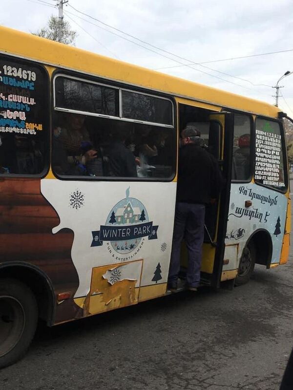 Вопреки запрету: комендатура отреагировала на фотографию переполненного автобуса в Ереване - Sputnik Армения