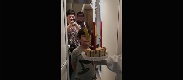 Врачи поздравляют с днем рождения пациента - Sputnik Արմենիա