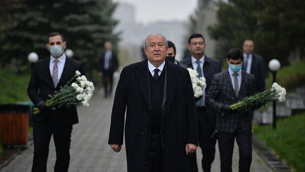 Президент Армен Саркисян в Пантеоне Ераблур почтил память героев, погибших во время апрельской войны (2 апреля 2020). Еревaн - Sputnik Армения