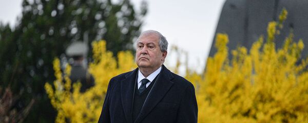 Президент Армен Саркисян в Пантеоне Ераблур почтил память героев, погибших во время апрельской войны (2 апреля 2020). Еревaн Президент Армен Саркисян в Пантеоне Ераблур почтил память героев, погибших во время апрельской войны (2 апреля 2020). Еревaн - Sputnik Արմենիա