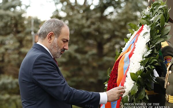 Премьер-министр Никол Пашинян в Пантеоне Ераблур почтил память героев, погибших во время апрельской войны (2 апреля 2020). Еревaн - Sputnik Армения