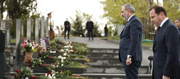 Премьер-министр Никол Пашинян и министр обороны Давид Тоноян в Пантеоне Ераблур почтили память героев, погибших во время апрельской войны (2 апреля 2020). Еревaн - Sputnik Արմենիա