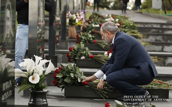 Премьер-министр Никол Пашинян в Пантеоне Ераблур почтил память героев, погибших во время апрельской войны (2 апреля 2020). Еревaн - Sputnik Армения