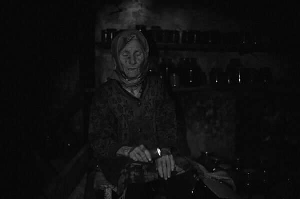 Валентина Шепуля, 85 лет, житель деревни Желобок, расположенной в 80 км от Луганска. Дом, в которм она жила с мужем был разрушен попаданием снаряда. Сейчас живет в чужом доме. Скоро вернется хозяин дома и она не знает где будет жить. Валентина Шепуля, 85 лет, житель деревни Желобок, расположенной в 80 км от Луганска. Дом, в которм она жила с мужем был разрушен попаданием снаряда. Сейчас живет в чужом доме. Скоро вернется хозяин дома и она не знает где будет жить. - Sputnik Армения