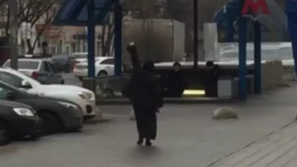 СПУТНИК_Прохожие сняли на видео подозреваемую в убийстве ребенка в Москве - Sputnik Армения