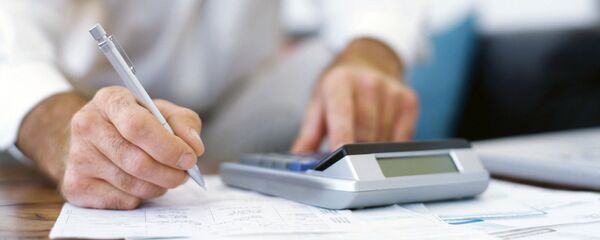 Мужчина проводит расчеты - Sputnik Армения